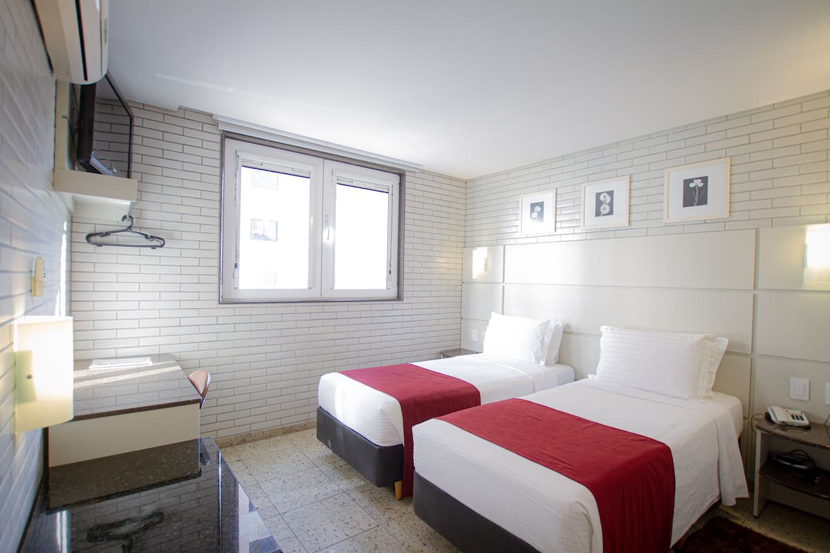 Habitación estándar con 2 camas individuales, 2 camas individuales | Minibar, caja de seguridad en la habitación y escritorio