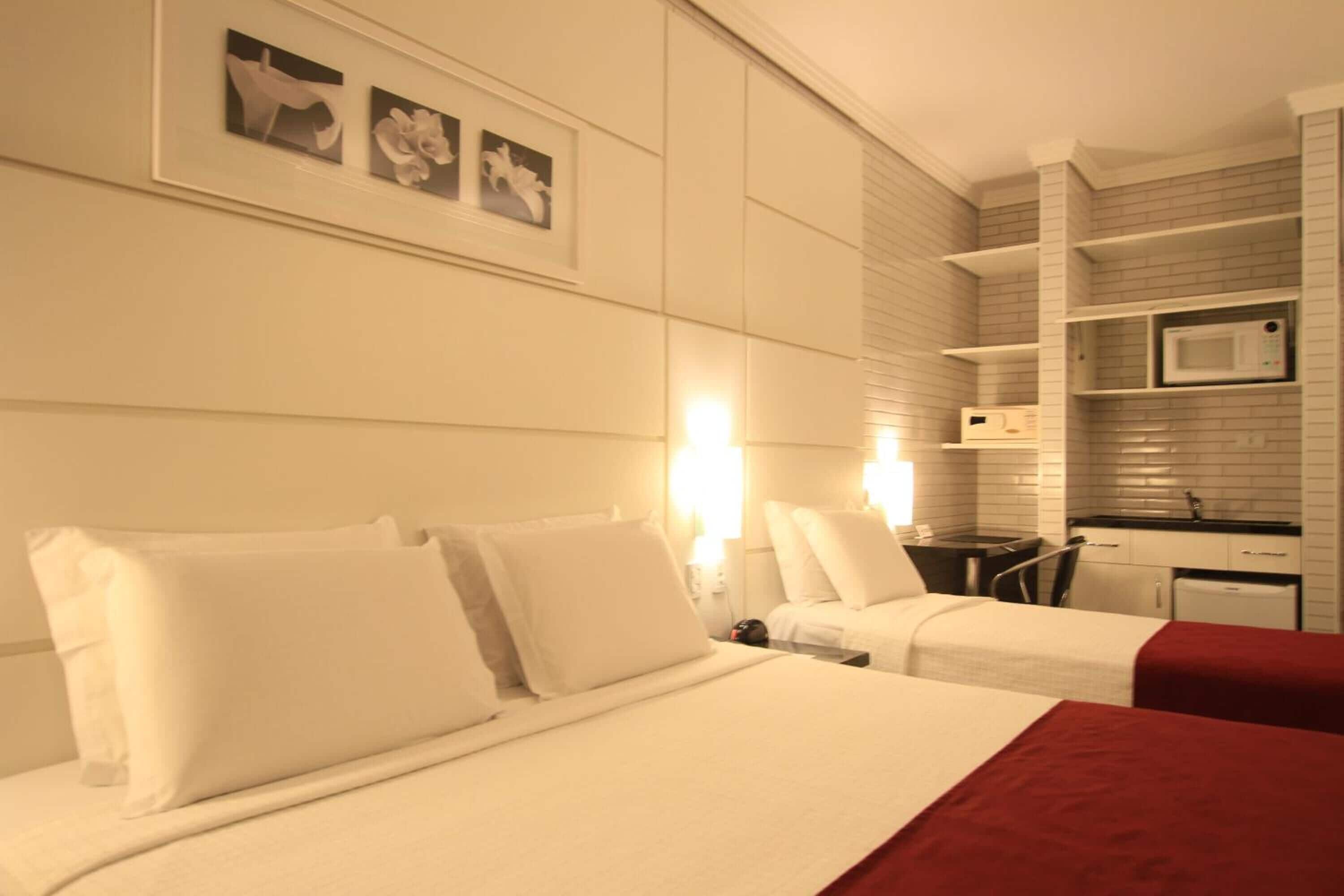 quarto triplo casal | 1 bedroom, minibar, in-room safe, desk