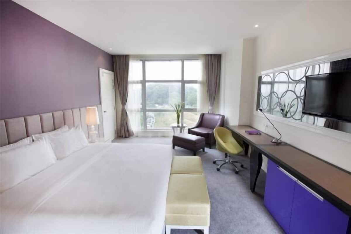 Luxe beddengoed, een minibar, een kluis op de kamer, een bureau