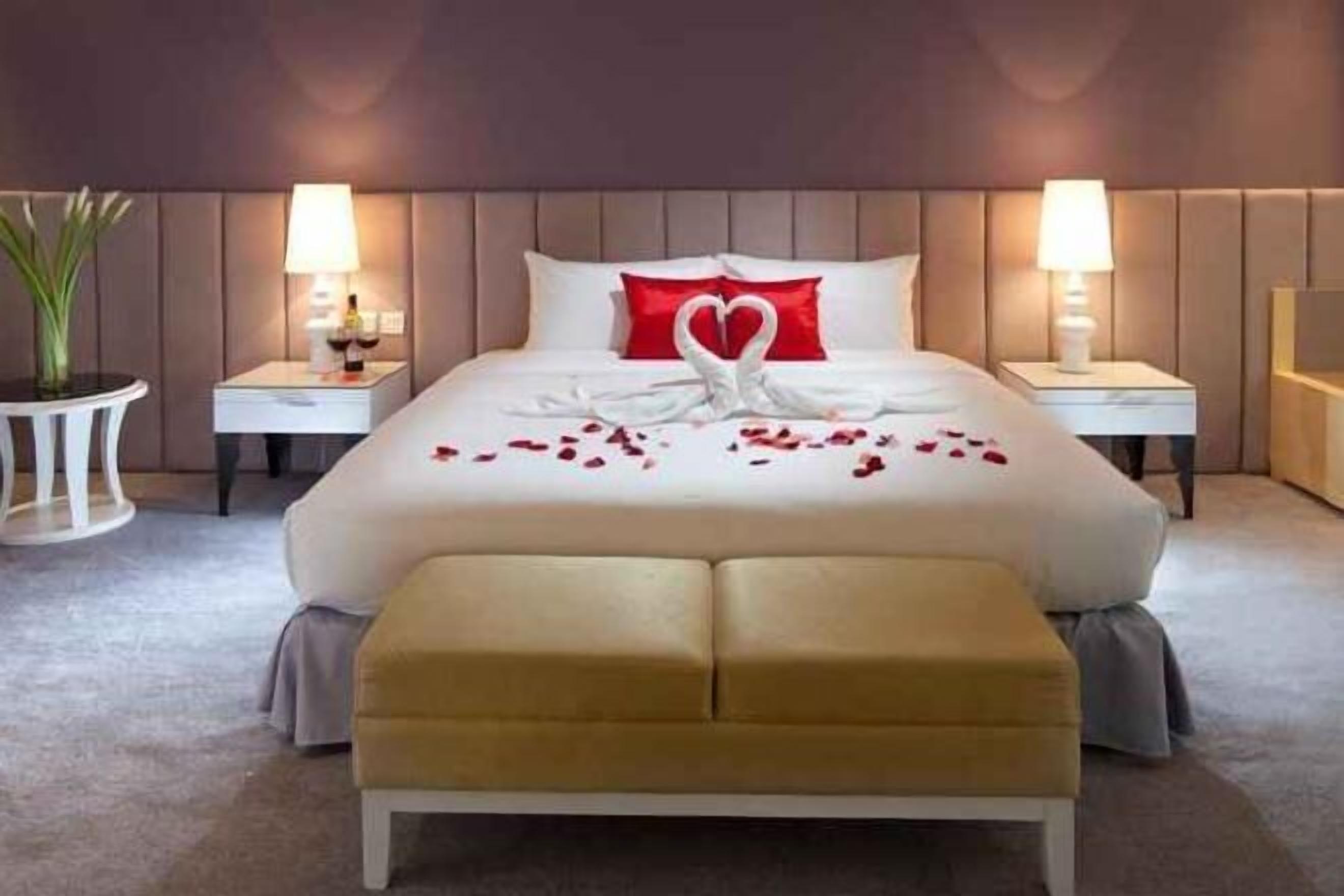 Bộ đồ giường cao cấp, minibar, két bảo mật tại phòng, bàn 
