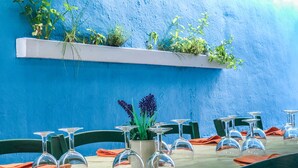 Una mesa de comedor con varias copas de vino y una planta en maceta.