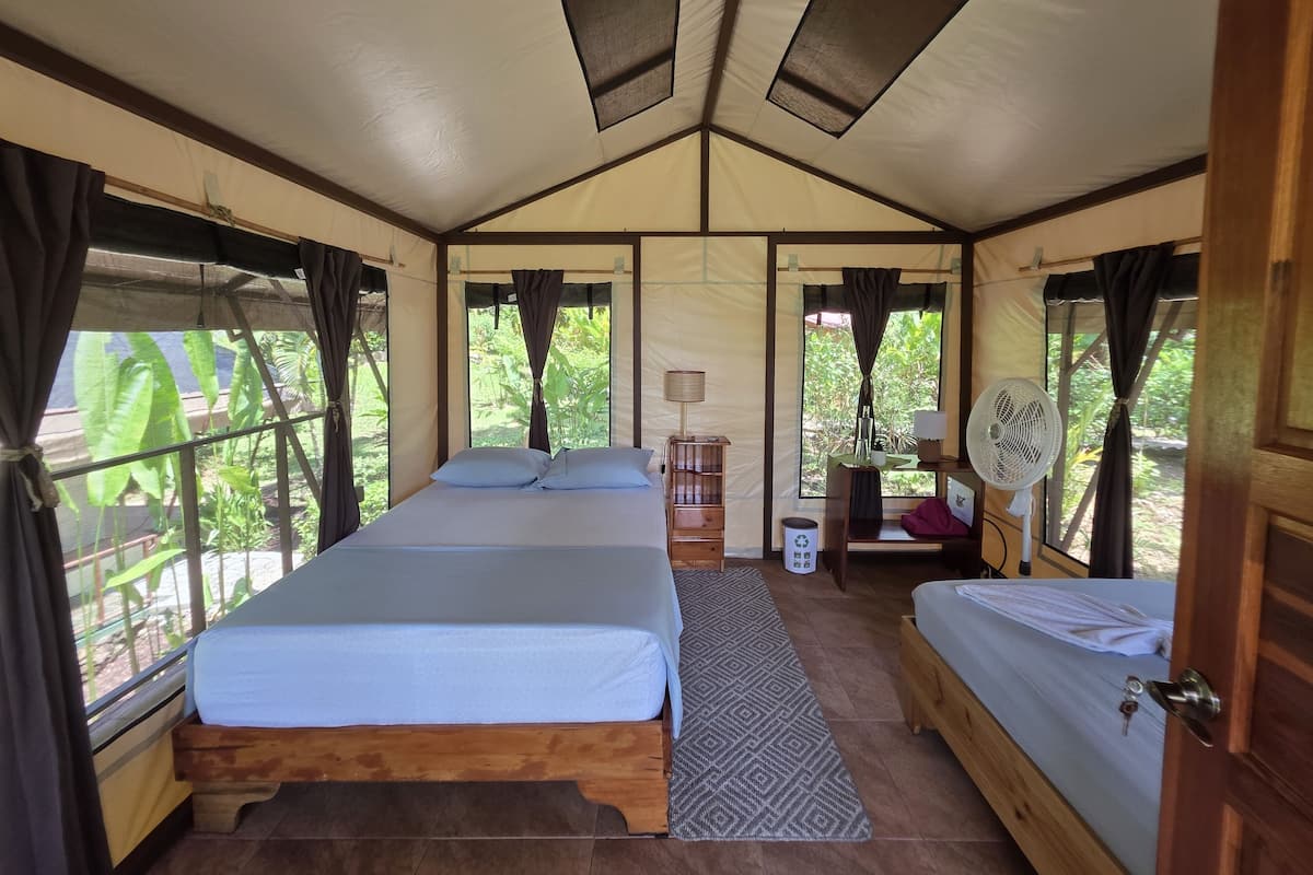 Tent, en-suite badkamer | 2 slaapkamers, een kluis op de kamer, individueel gemeubileerd