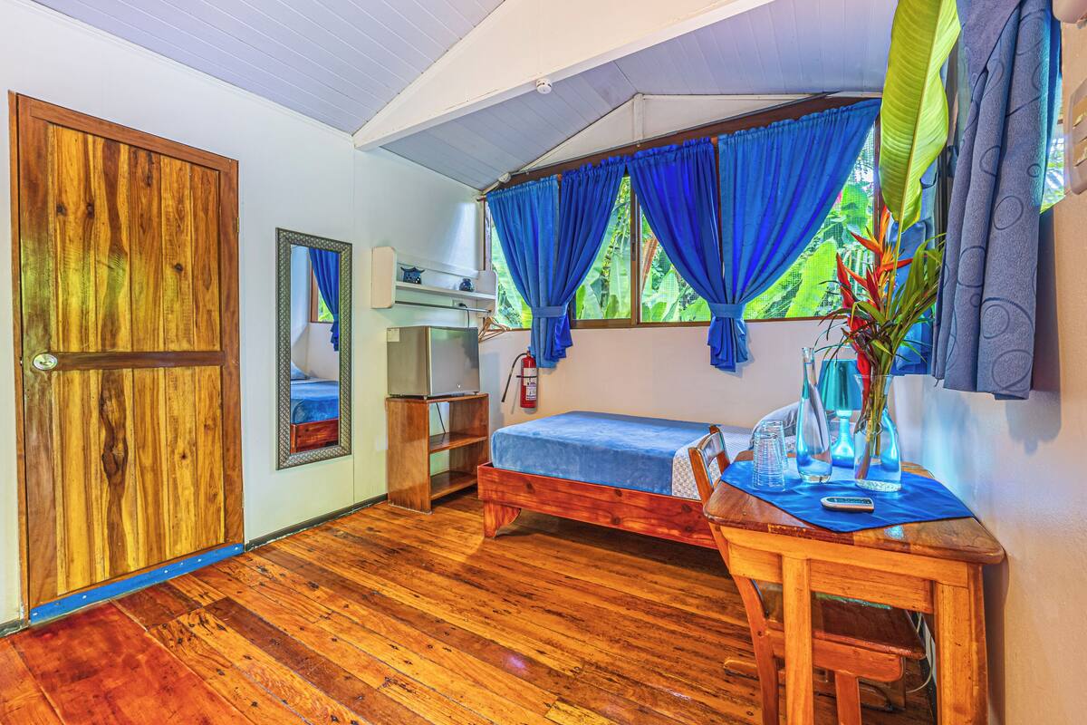 Triple Room, Mountain View | In-room safe, WiFi (free), individually furnished, bed sheets