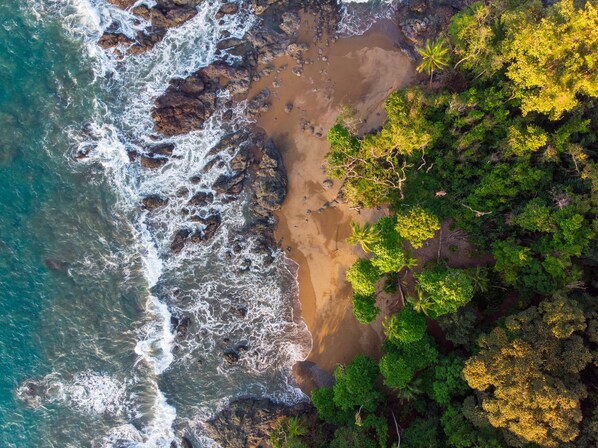 On the beach, beach towels - Hotel Las Caletas Lodge (Drake Bay)