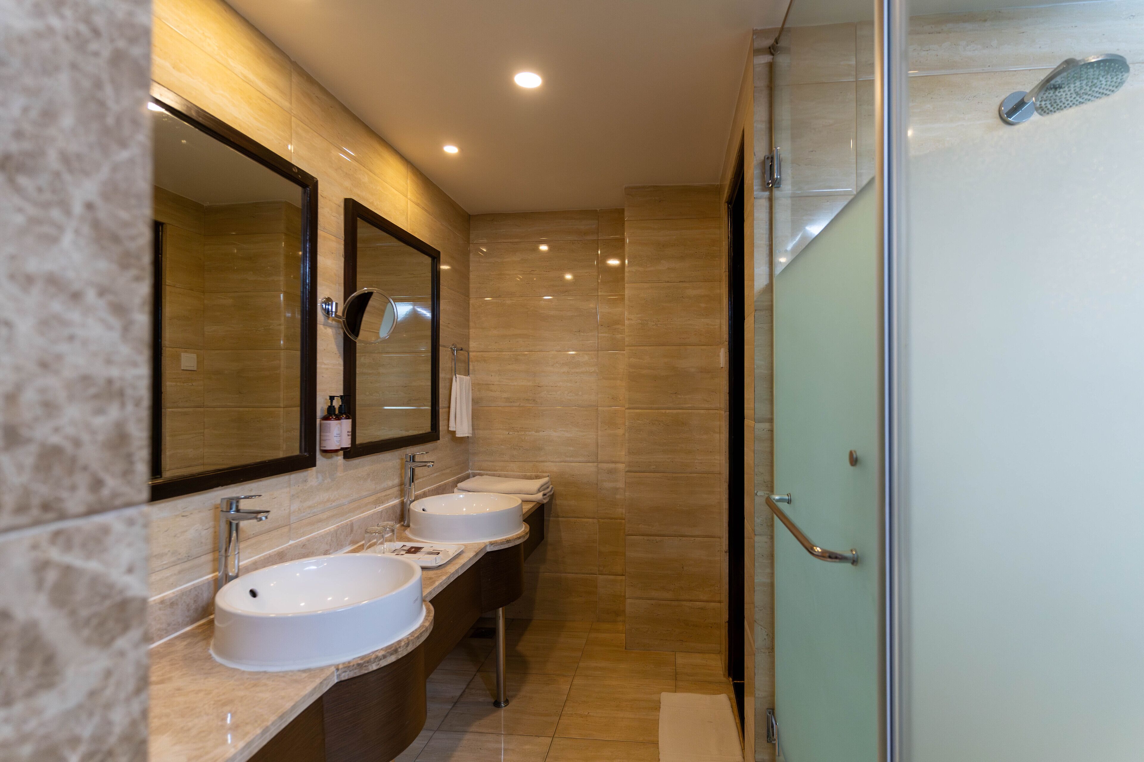 traditional suite | bathroom | free toiletries, hair dryer, towels