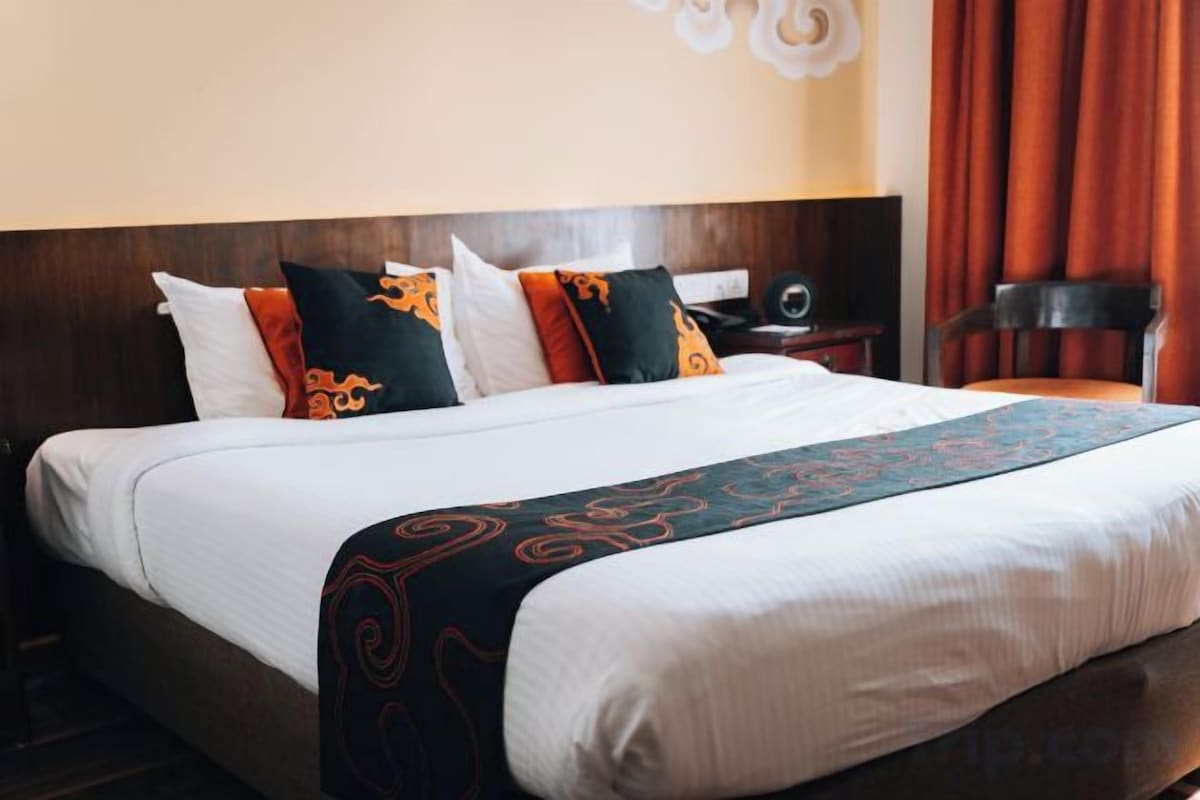 Premium bedding, in-room safe, desk, blackout drapes