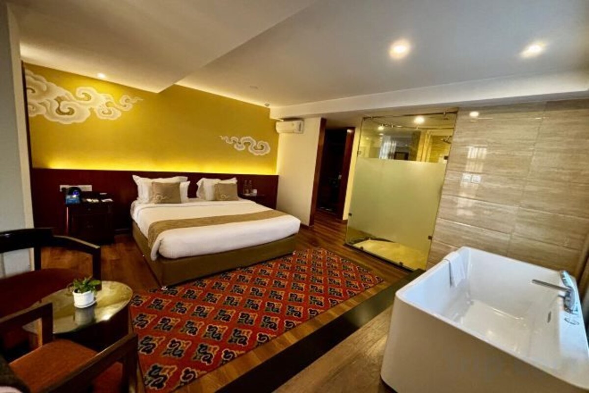 Premium bedding, in-room safe, desk, blackout drapes