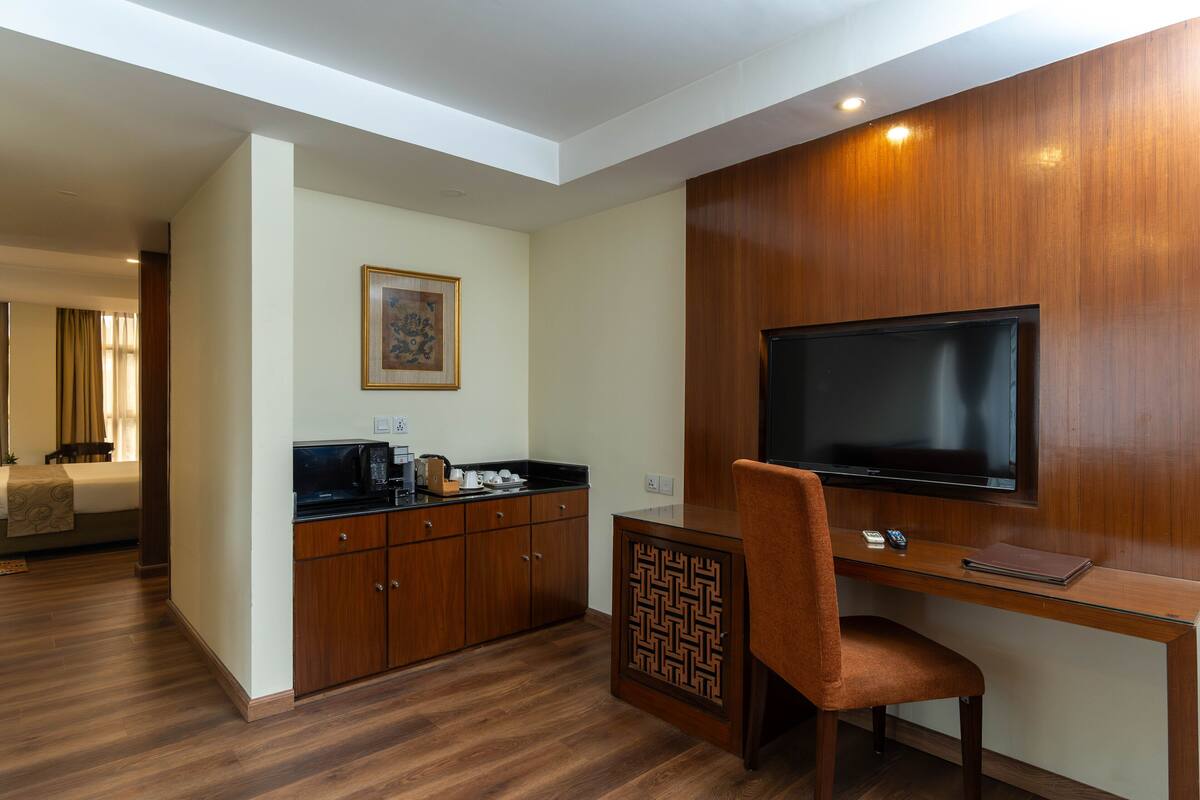 traditional suite | living area | led tv