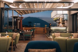 Alberca al aire libre y camastros