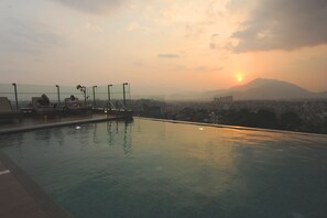 Ulkouima-allas, aurinkotuoleja