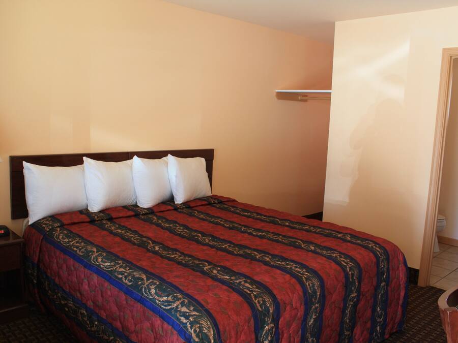 Escritorio, cortinas blackout y tabla de planchar con plancha