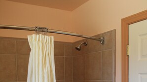Ein Badezimmer mit Badewanne, Dusche und Toilette.