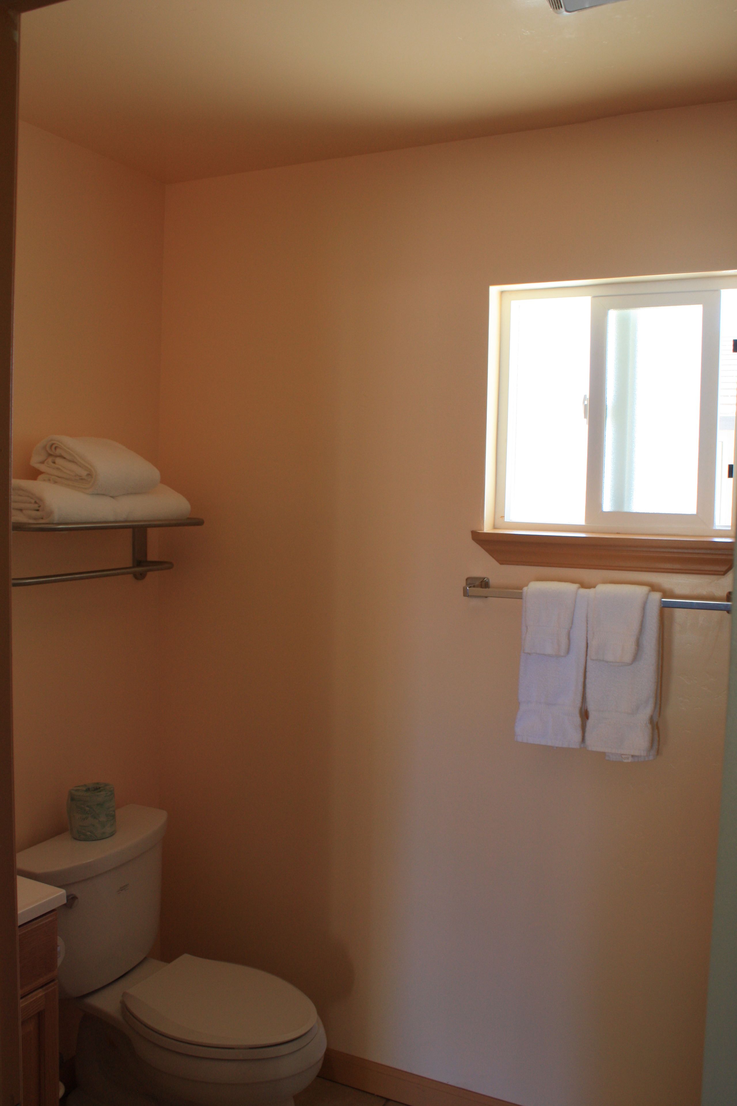 Chambre Standard, 1 grand lit | Salle de bain | Ensemble baignoire-douche, séchoir à cheveux, serviettes fournies