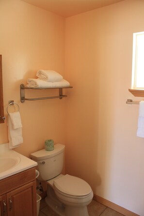 Deluxe Room, 1 King Bed | Bathroom