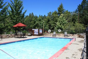 Seasonal outdoor pool, open 10:00 AM to 9:00 PM, pool umbrellas - Mother Lode Motel (Placerville)