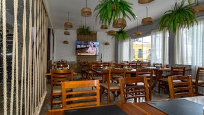 朝食、ランチ、ディナーに営業