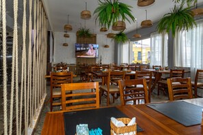 Café da manhã, almoço e jantar