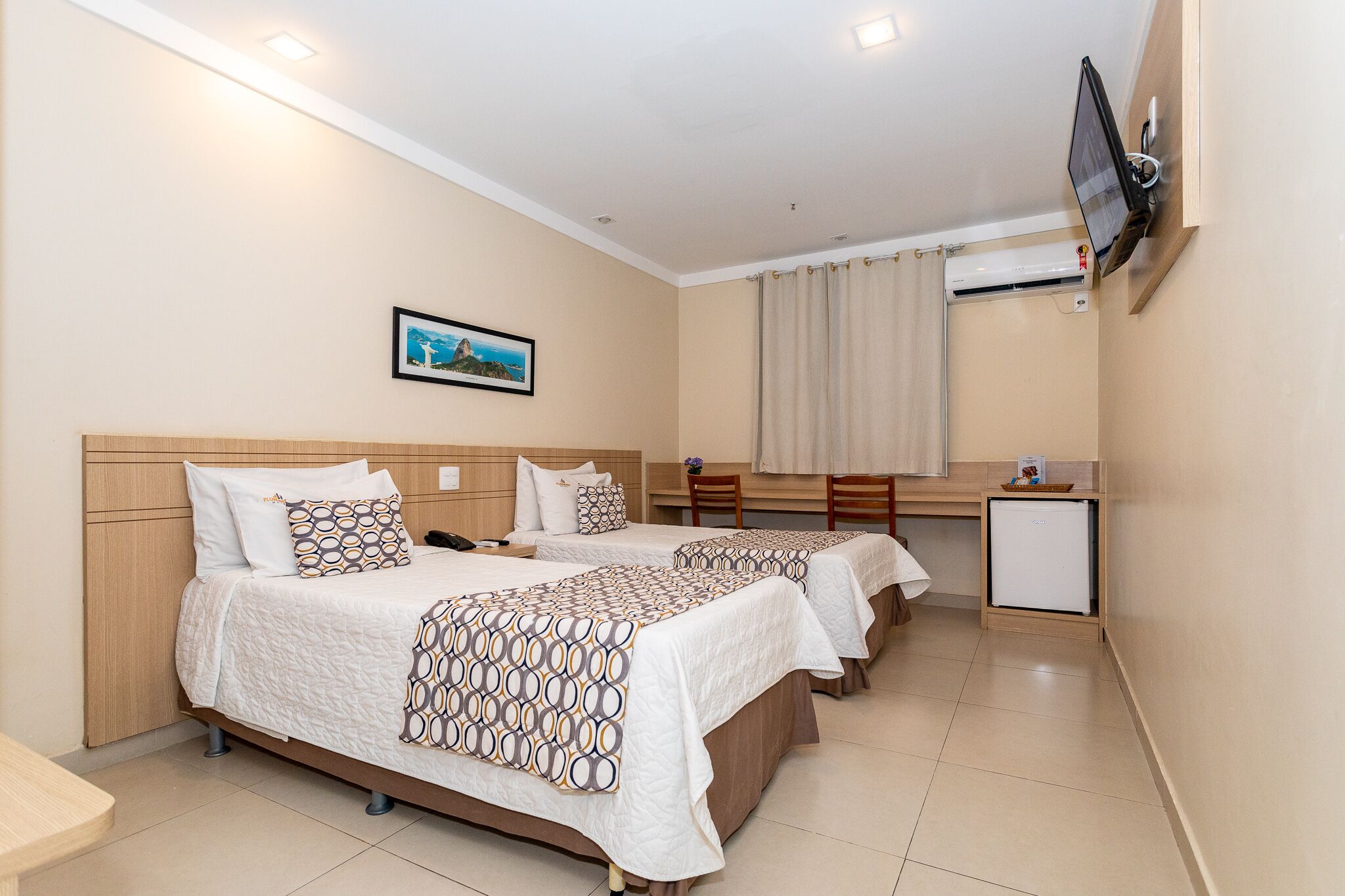 standard twin room, 2 single beds, private bathroom | minibar, in-room safe, desk, blackout curtains