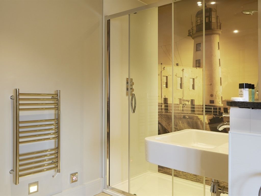 superior double or twin room, ensuite (with bath) | bathroom | shower, hair dryer, towels