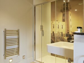 Superior Double or Twin Room, Ensuite (with Bath) | Bathroom | Shower, hair dryer, towels - Mayfield Hotel (Scarborough)