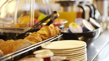 Daily cooked-to-order breakfast (GBP 8.95 per person)
