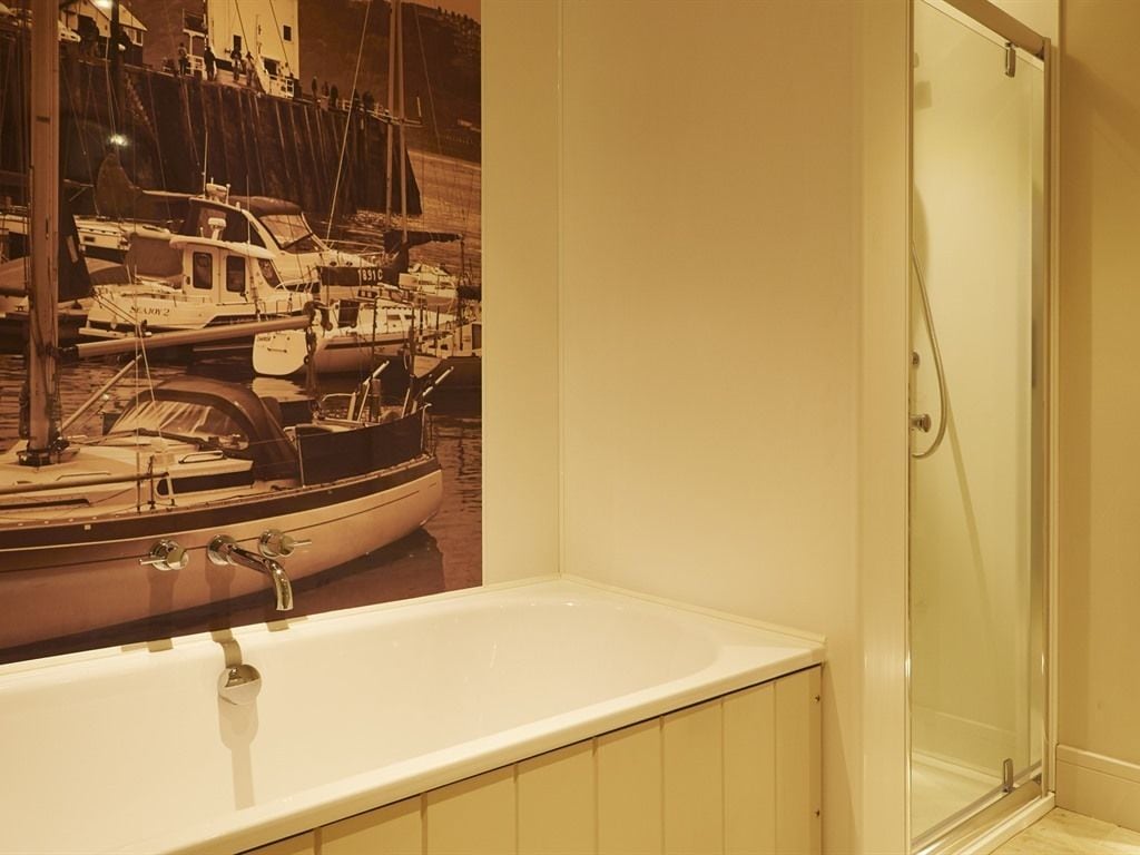 superior double or twin room, ensuite (with bath) | bathroom | shower, hair dryer, towels