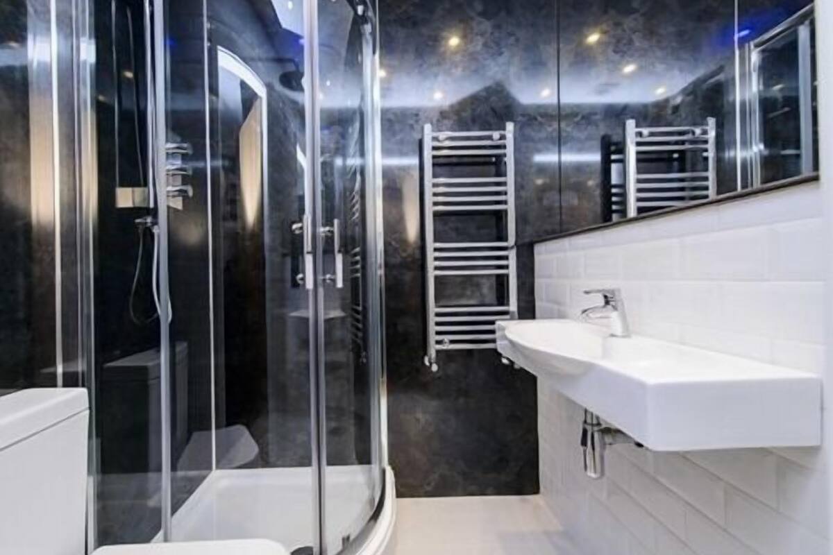 double or twin room, ensuite (with shower) | bathroom | shower, hair dryer, towels