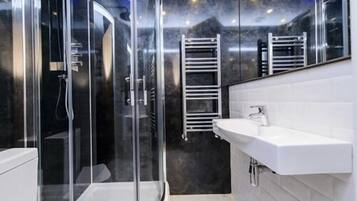 Double or Twin Room, Ensuite (with Shower) | Bathroom