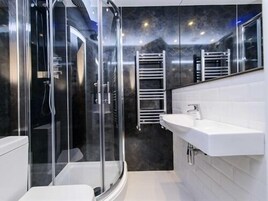 Ducha, secador de pelo, toallas