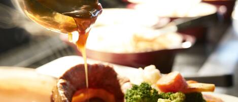 Primer plano de un Yorkshire cubierto de salsa gravy.