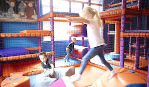 Área de juegos infantiles techada