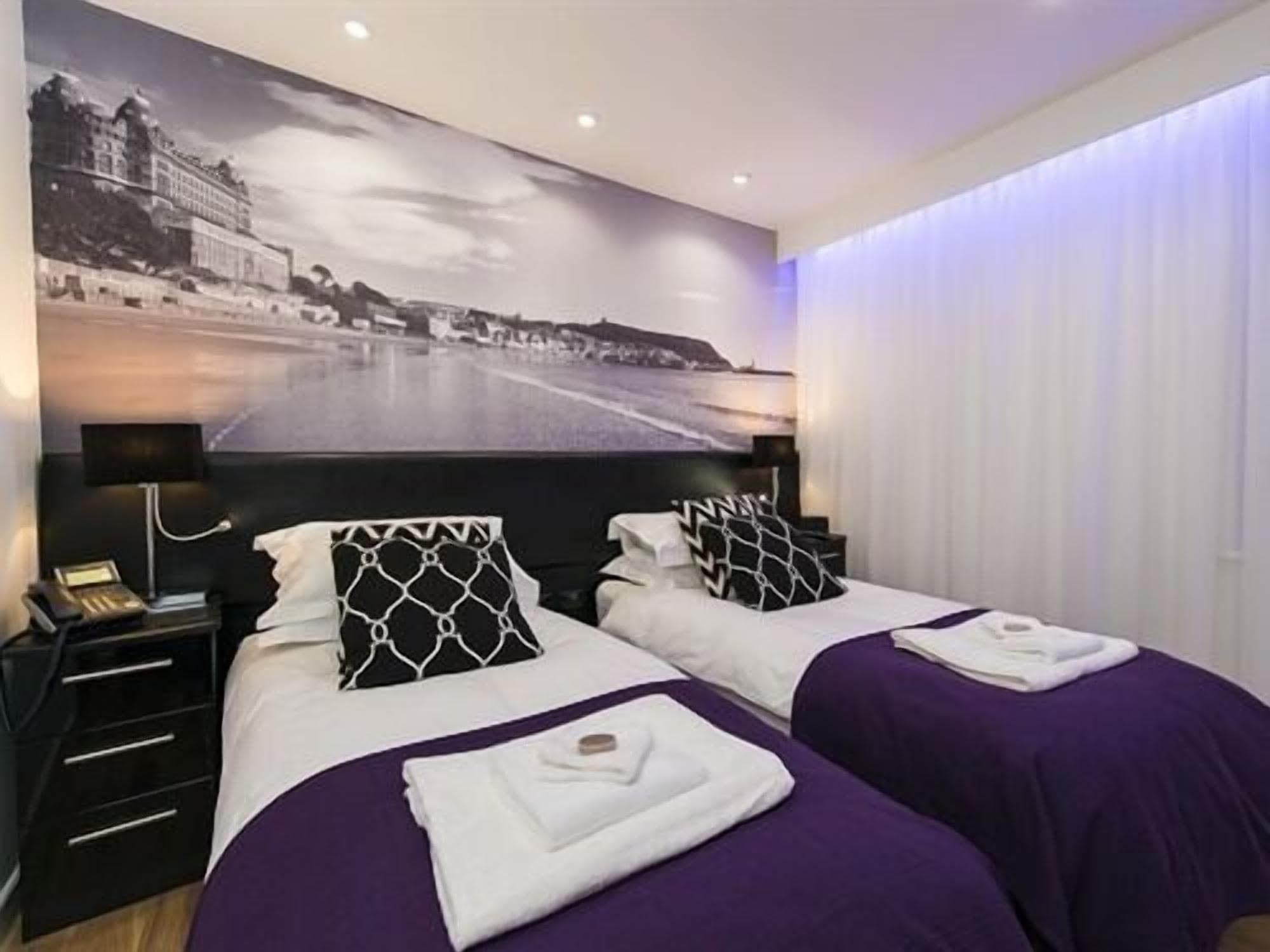 double or twin room, ensuite (with shower) | in-room safe, desk, iron/ironing board, free wifi