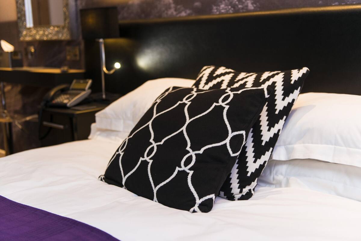 double or twin room, ensuite (with shower) | in-room safe, desk, iron/ironing board, free wifi