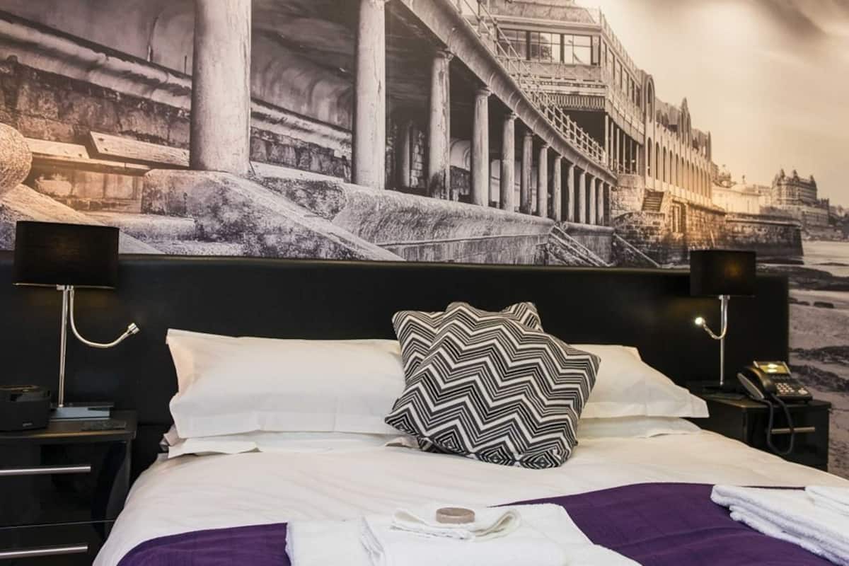 suite, 2 bedrooms | in-room safe, desk, iron/ironing board, free wifi