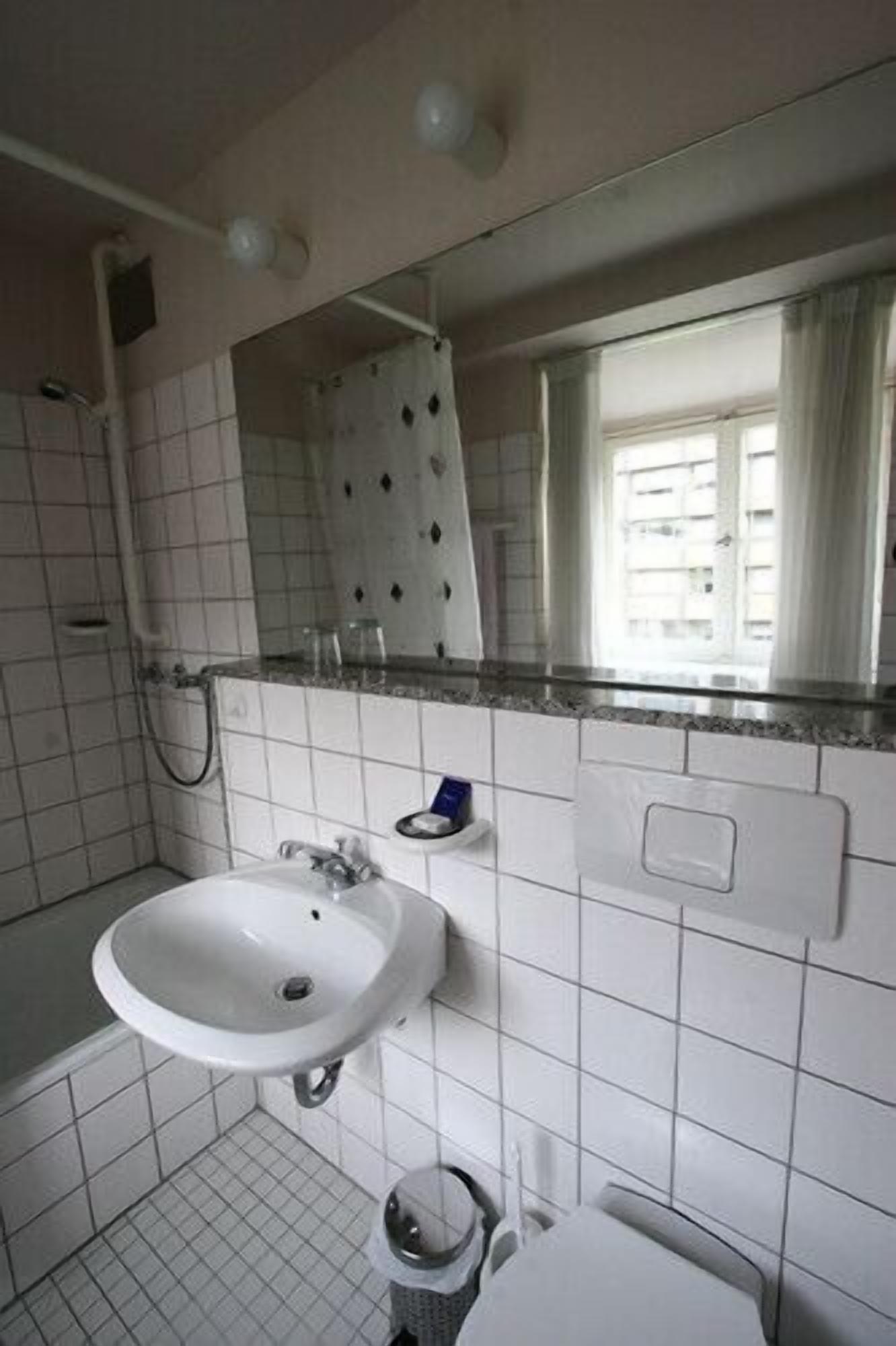 bathroom | free toiletries, hair dryer, towels