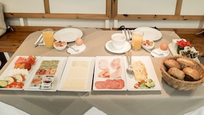 Un bufé de desayuno con diversas opciones de comida y bebidas.