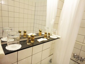 Bathroom | Free toiletries, hair dryer, towels - Hotel Moon (Düsseldorf)