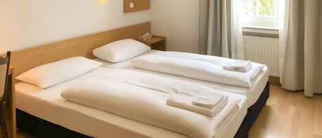 Double Room | Desk, free WiFi, bed sheets