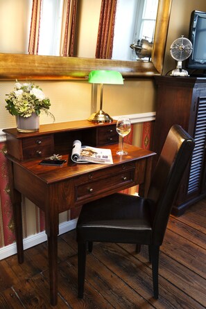 Hochwertige Bettwaren, Zimmersafe, individuell dekoriert, Schreibtisch