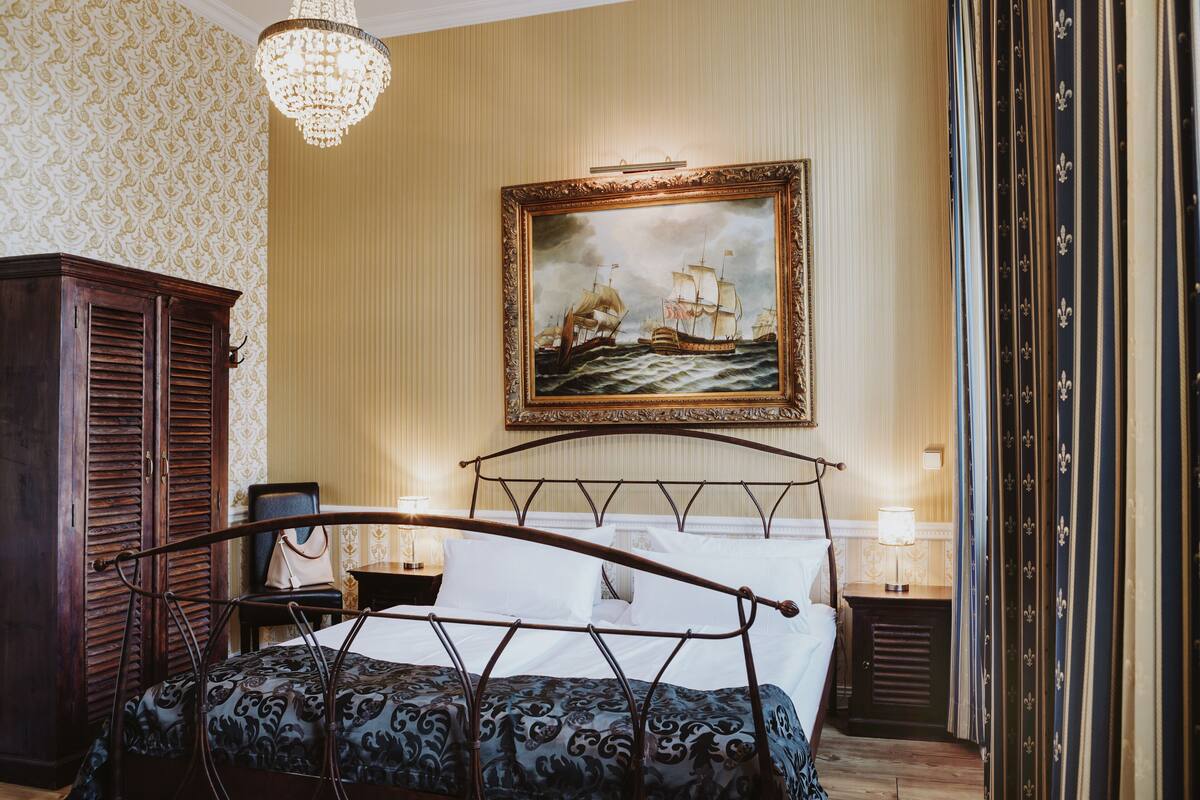 Premium bedding, in-room safe, desk, laptop workspace