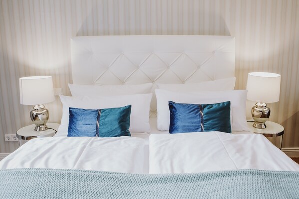 Kamar Double Comfort | Seprai premium, brankas, meja kerja, dan ruang kerja ramah laptop
