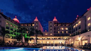 Indoor pool, 2 outdoor pools, pool loungers