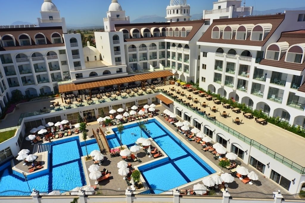 Sisäuima-allas, 2 ulkouima-allasta, aurinkotuoleja