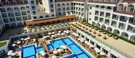 Innendørsbasseng, 2 utendørsbassenger og solsenger