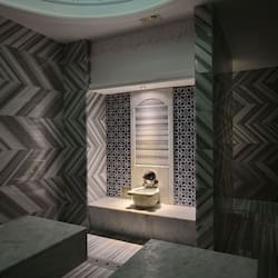 Salas de tratamiento para parejas, un sauna, una bañera de hidromasaje