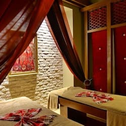 Salas de tratamiento para parejas, un sauna, una bañera de hidromasaje