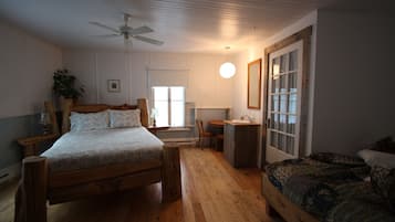 Superior Double Room (Cats on premises) | Egyptian cotton sheets, premium bedding, individually decorated, desk
