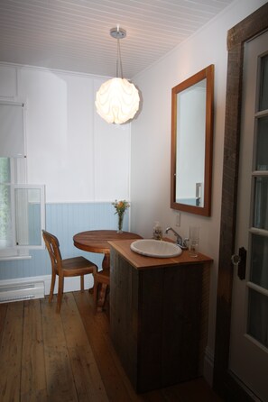 Superior Double Room (Cats on premises) | Bathroom | Free toiletries, hair dryer, towels, soap - Auberge Carpe Diem (Baie-St-Paul)