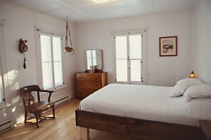 Chambre confort | Egyptian cotton sheets, premium bedding, individually decorated, desk - Auberge Carpe Diem (Baie-St-Paul)