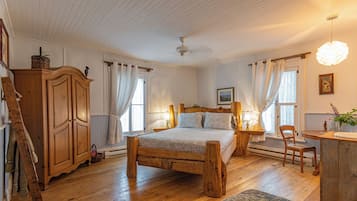 Superior Double Room (Cats on premises) | Egyptian cotton sheets, premium bedding, individually decorated, desk